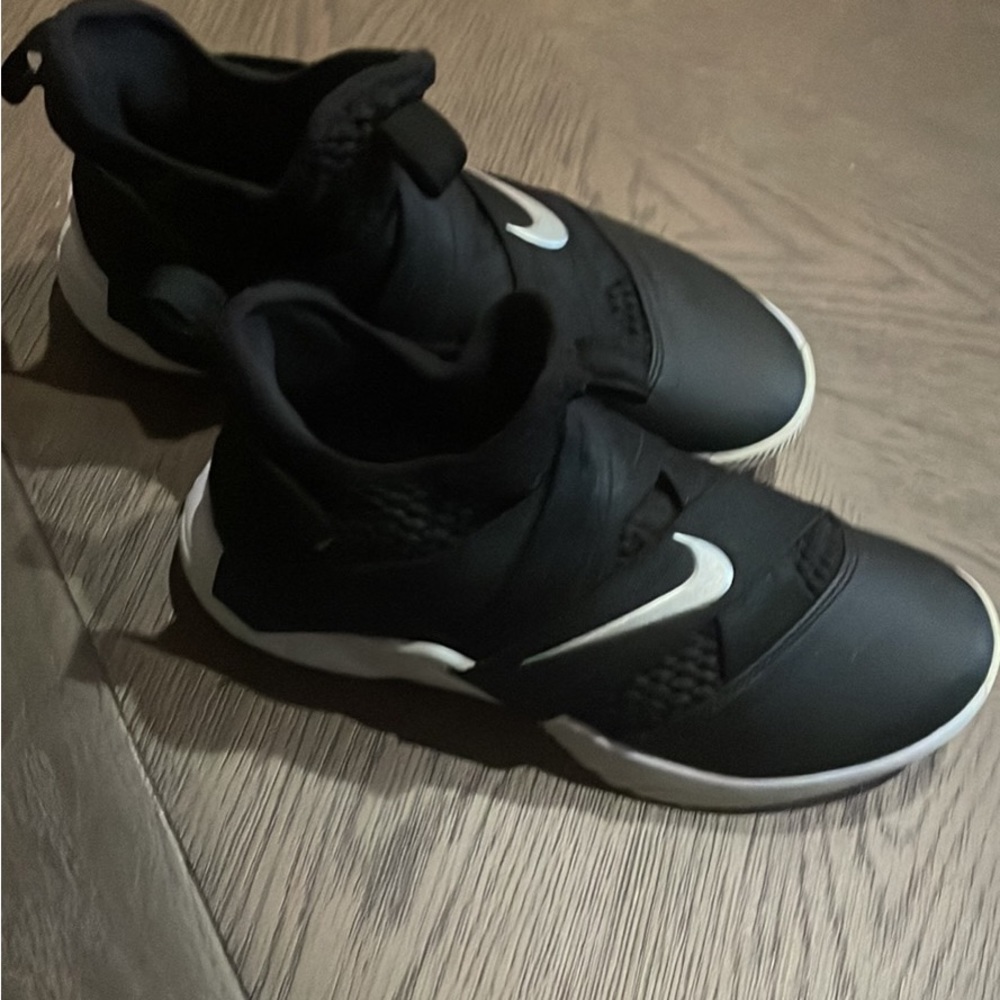 Boys basketball shoes